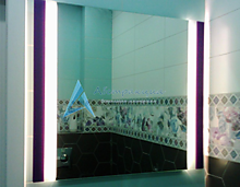 Зеркало со светодиодной подсветкой рисунка и декоративным оформлением 