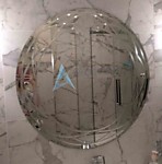 Зеркало с алмазной гравировкой. По периметру зеркала выполнен фацет. Гравировка шириной 10 мм